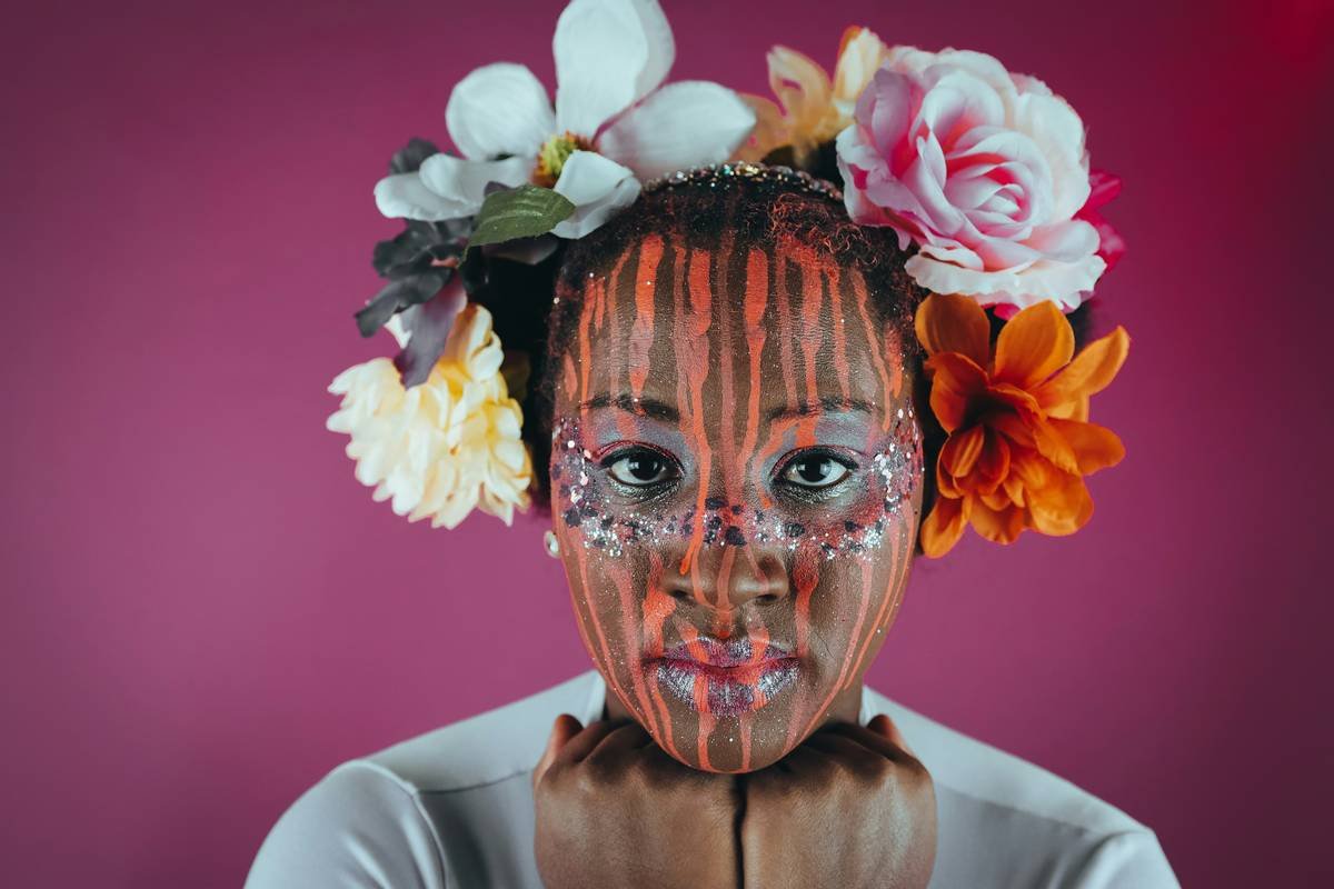 Infographic comparing safe vs unsafe fantasy face paint ingredients: FDA-approved water-activated paints vs acrylics, food coloring, and craft glitter