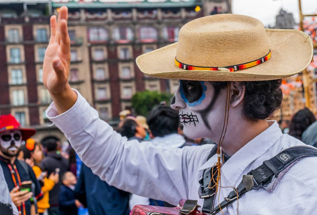 Infographic showing safe vs unsafe products for fantasy makeup: cosmetic-grade paints like Snazaroo vs toxic craft paints
