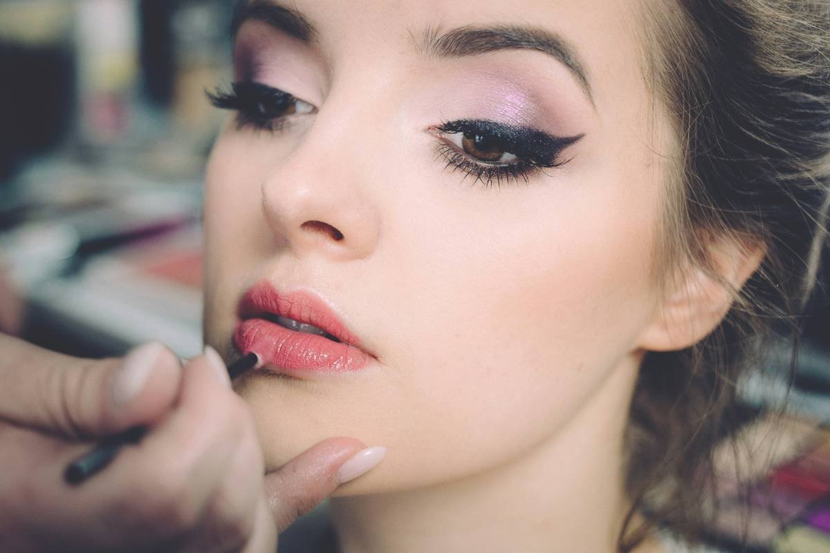 Stage Makeup Secrets: How Fantasy Artists Create Ethereal Looks That Hold Under Hot Lights