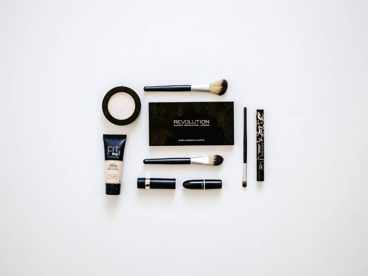 Comparison chart showing theatrical vs regular makeup: pigmentation, wear time, sweat resistance, and skin compatibility